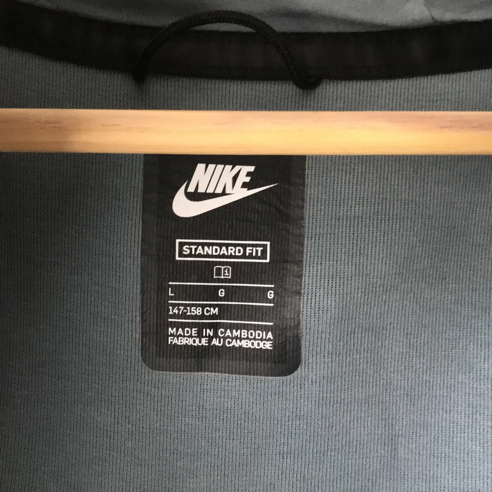 Hej! Säljer min Nike tech fleece eftersom att den inte längre används. Bra skicka, unik färg. Dma för frågar eller mer bilder. Priset kan diskuteras via dm.. Hoodies.