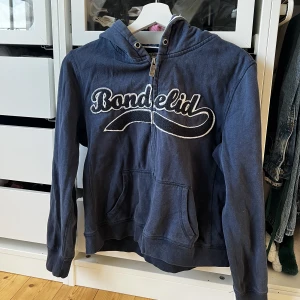 Bondelid tröja med dragkedja - Fin mörkblå tröja från bondelid. Storlek m❤️