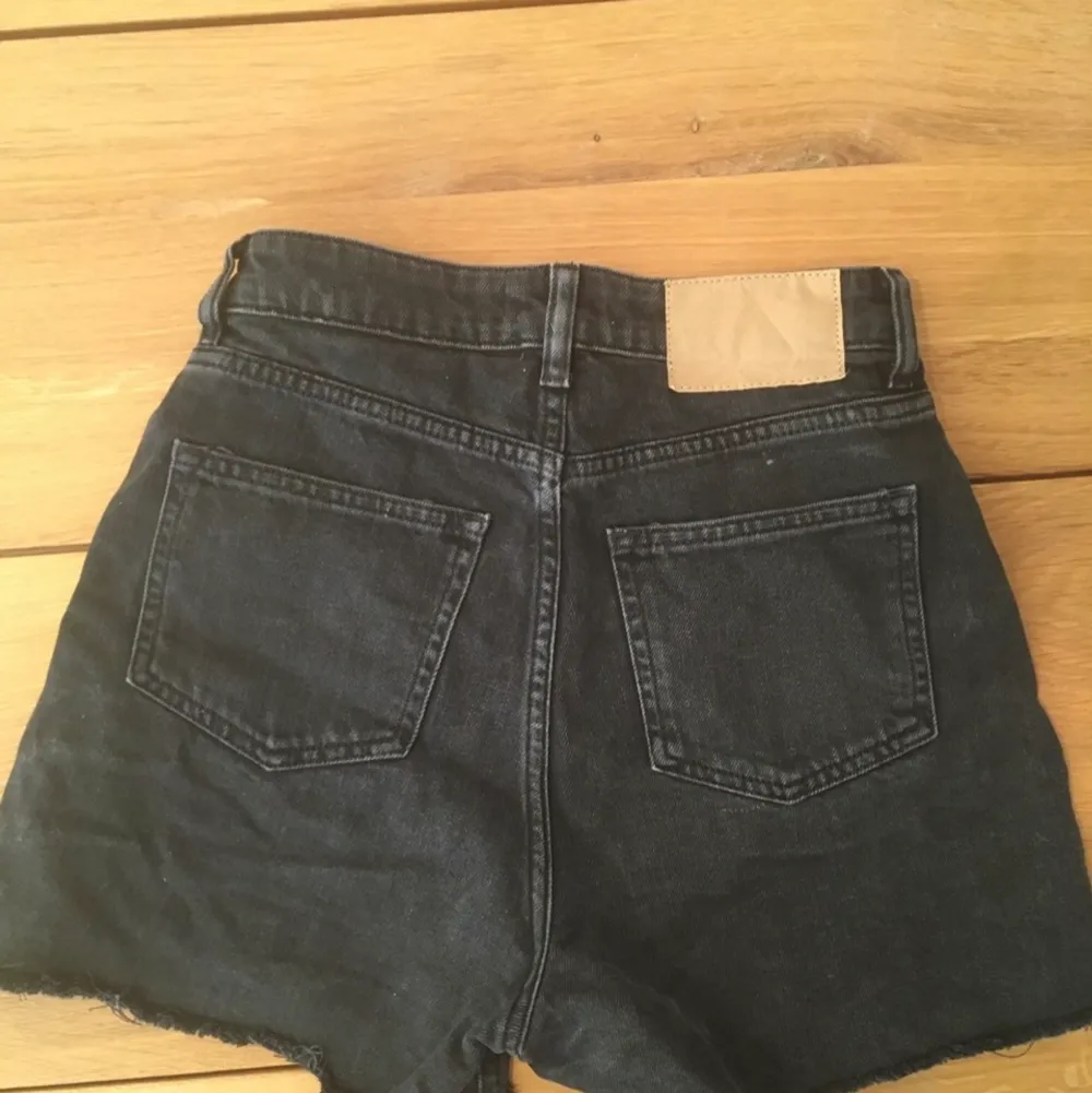 Svarta shorts från H&m liten reva på framsidan men den är mycket liten…. Shorts.