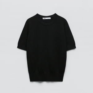 Zara topp  - Säljer min jättefina tröja från zara eftersom den inte kommer till användning! Använt den några gånger men ser helt ny ut. Priset går såklart att diskutera 💕💕