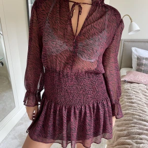 Sjukt snygg klänning!!✨❤️ - Sjukt snygg klänning från Zara!!💕🫶 perfekt nu till hösten med ett par strumpbyxor, eller varför inte till julafton eller nyår!!!! Slutsåld!!❤️❤️❤️