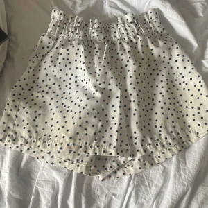 Prickiga sköna shorts - Prickiga sköna shorts som man kan ha ett skärp runt.