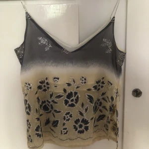 Glittrigt sött linne💕 - Så fint linne men försmått för mig:/ har 2 slitsar och dubbeltyg vid bysten 💕🥰