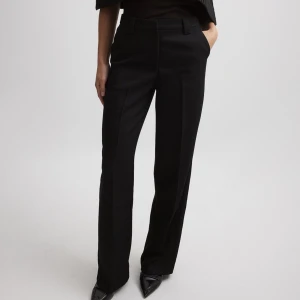 Svarta kostymbyxor - Superfina kostymbyxor i twill från na-kd, beiga storlek 34/xs. I toppenskick🩷 Säljer även likadana i beige🩷