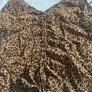 Leopard topp - En fin topp i ett litet hostigt mönster. Man kan justera hur man vill🤌🏼❣️ Nyskick