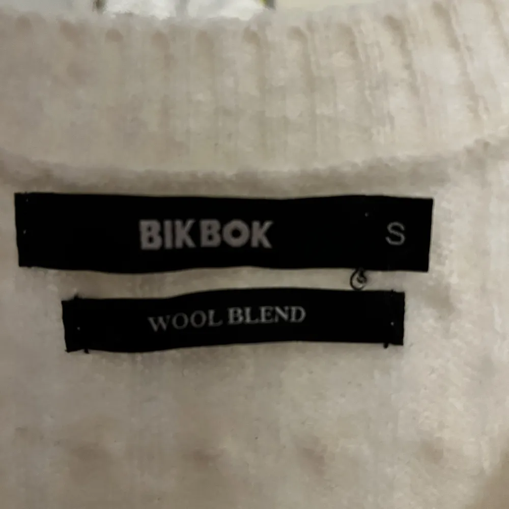 Stickad väst från BikBok, stl S. Paketpris vid fler köp av mig❗️. Neuleet.
