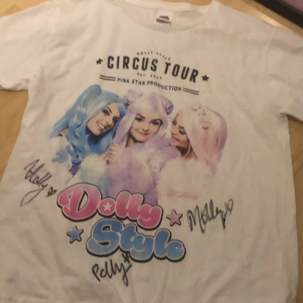 Dolly style t shirt från cirkus tour 2019, med autografer, bra skick har inte använts alls, . T-shirts.