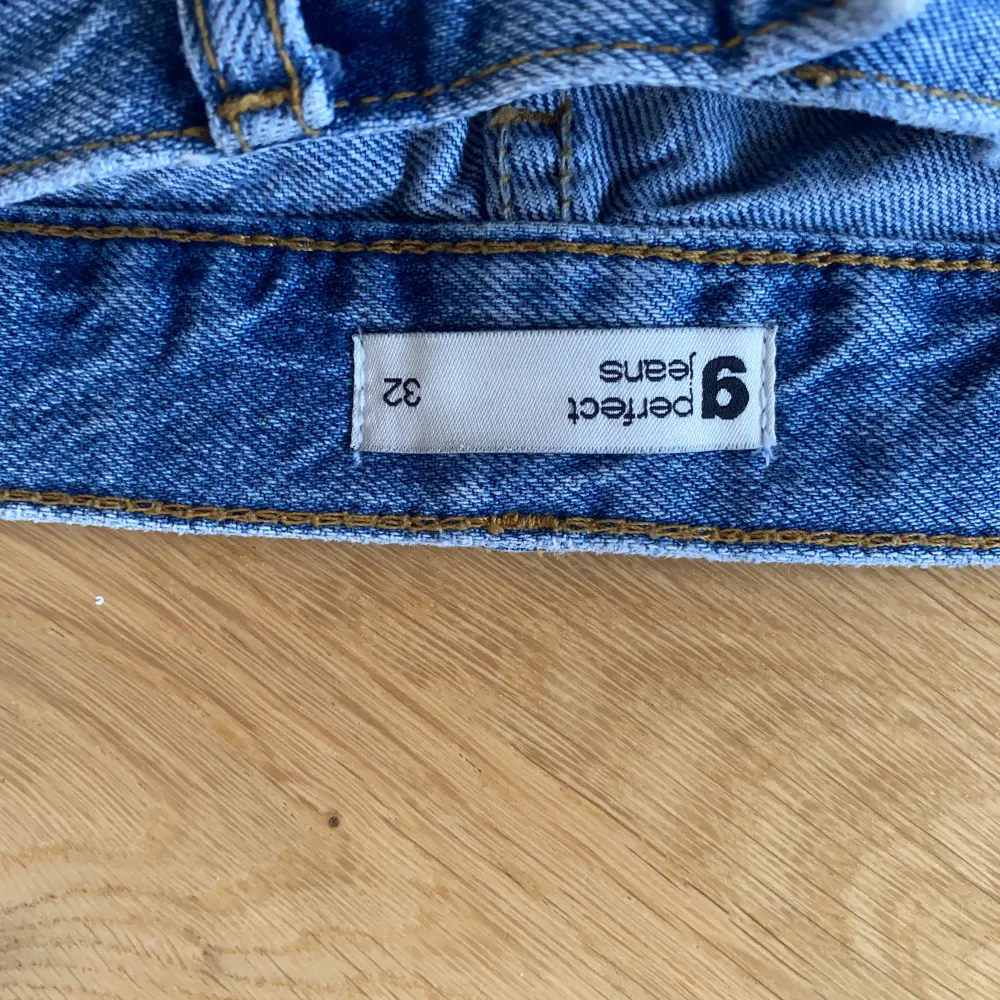 Low rised straight jeans från Gina, använda 3-5 gånger så nästan helt nya, säljer pågrund av att dom är lite små💙kontakta vi minsta fråga. Jeans & Byxor.