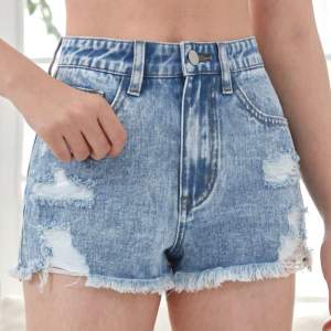 Jätte gulliga jeans shorts perfekt till varmt väder! Aldrig använd! Säljer för att de är för stora💘