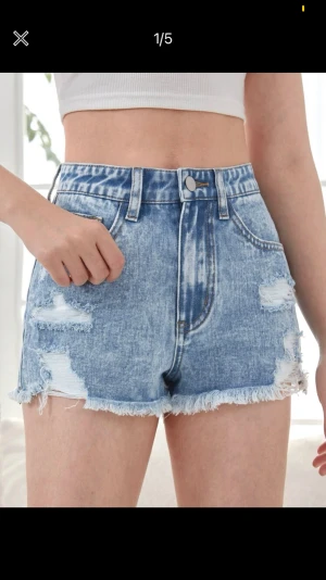 blå jeans shorts - Jätte gulliga jeans shorts perfekt till varmt väder! Aldrig använd! Säljer för att de är för stora💘