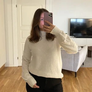 Vit tröja  - Vit stickad tröja, oanvänd med prislapp kvar 