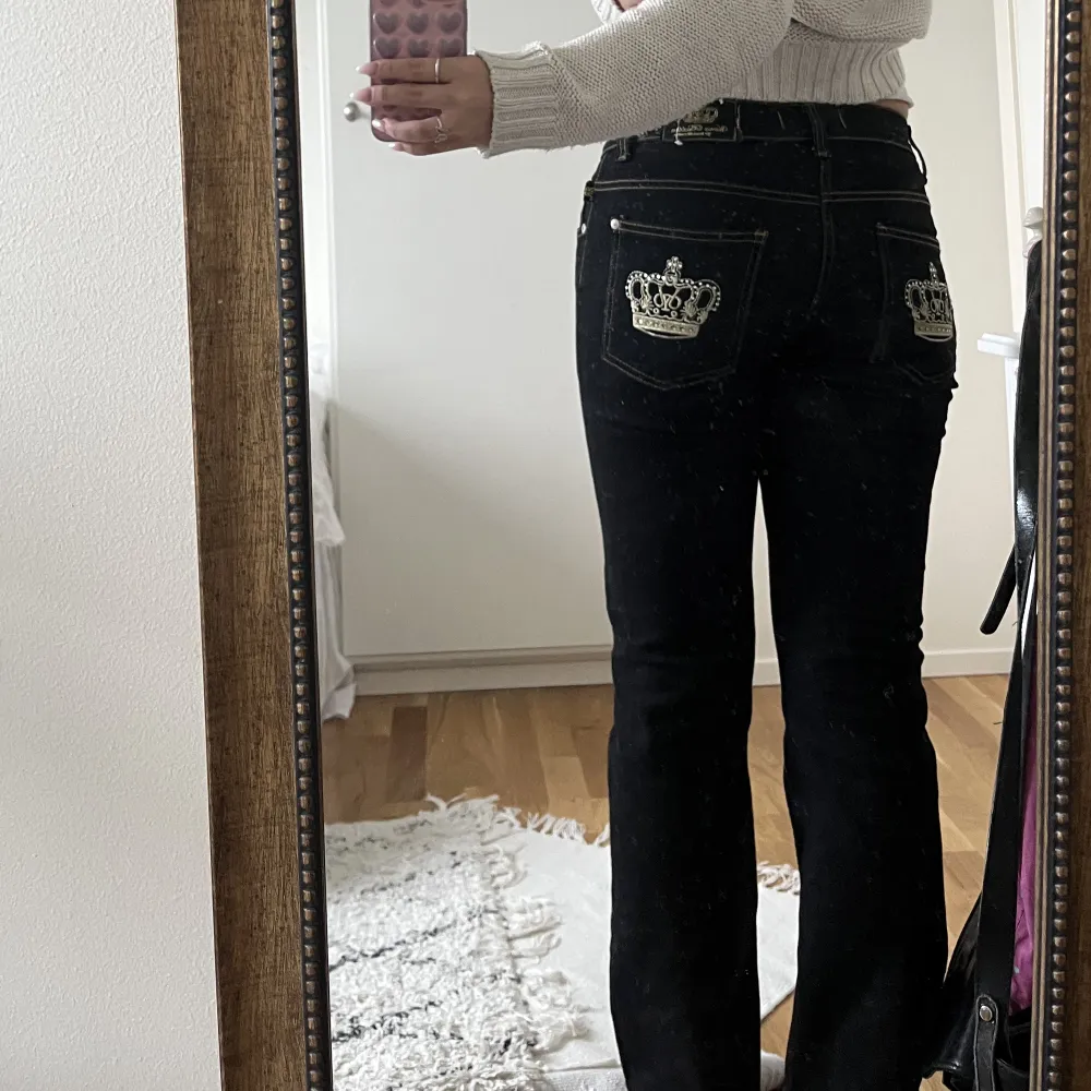 Kollar intresset för mina fina Victoria Beckham jeans!💗Inga defekter och i fint skick, står waist 29 men passar 28 också 💘 Är 164 o de går ned till golvet. Säljer endast vid bra pris!!. Jeans & Byxor.