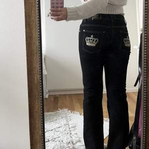 Kollar intresset för mina fina Victoria Beckham jeans!💗Inga defekter och i fint skick, står waist 29 men passar 28 också 💘 Är 164 o de går ned till golvet. Säljer endast vid bra pris!!