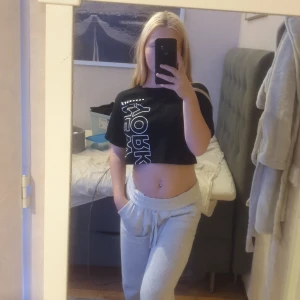 Mag trjöja - Magtröja/T-shirt  svart bra att ha på varmare dagar