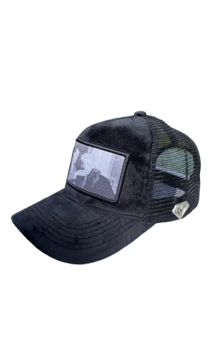 Limited edition Velvet keps från oss familjlo - Våra Velvet keps passar in med alla dina outfit, finns just nu 18 st kvar från 25 av svarta 
