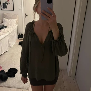 Blus - Snygg blus från zara i militärgrön färg, nyskick🤍storlek xs men lite oversized så funkar som större storlek om man vill!