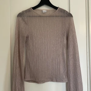 Ljusrosa festtopp!💖 - Sååå fin skinande/glittrande meshtopp! Det är storlek Xs men tycker den är mer mot S/M💕