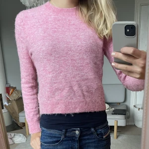 Fin tröja i ull - Rosa fin tröja i vad jag tror är ull. Från &otherstories. Skön och fin. 