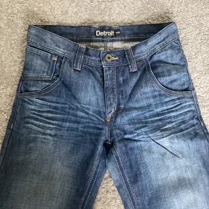 Lågmidjade jeans  - Jätte snygga mörkblå jeans med jättefin passform och coola bakfickor som tyvärr är för små för mig.  Skriv vid frågor som mått eller passforms beskrivning tex. 🤗 Klicka ej på ”KÖP NU” utan att skriva till mig först tack