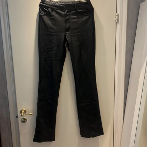 Skinn byxor Zara  - Säljer nu mina sjukt snygga bootcut skinn byxor från zara. Köpte ett par år sen men använda fåtal gånger. Säljs pågrund av att dom har blivit försmå. Få defekter som inte syns. Kom med prisförslag. 