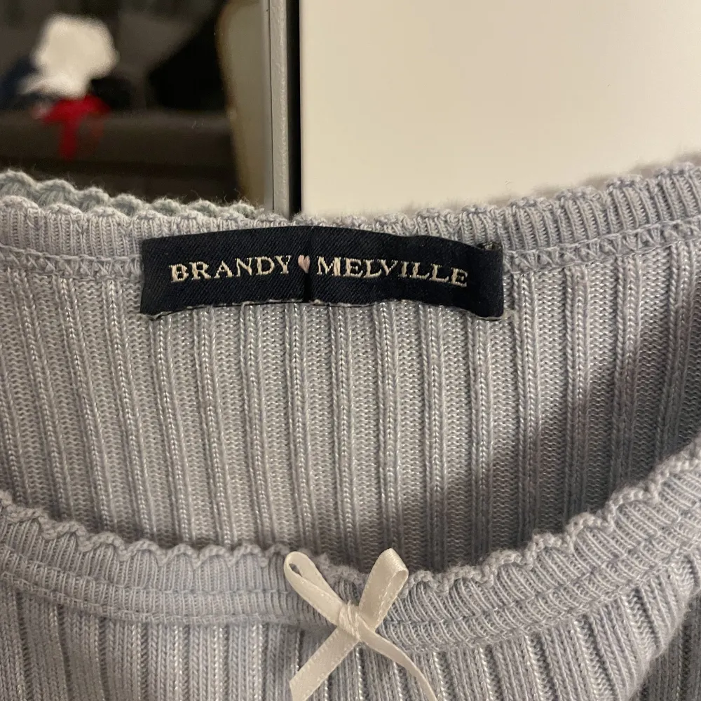 Säljer detta linnet från brandy Melville då det inte kommer till användning, änvänd fåtal gånger i fint skick😊. T-shirts.