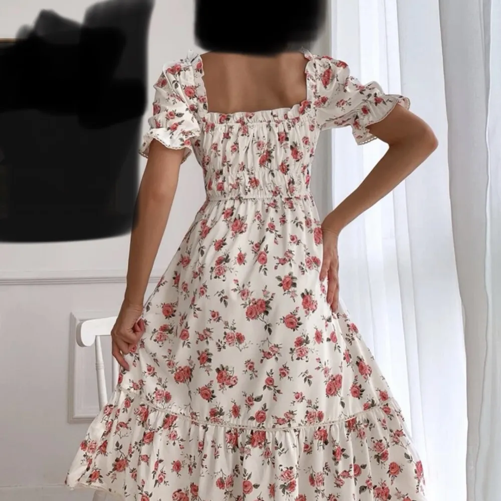 Helt ny klänning har andvänt två gånger köpte två år sen o den kommer inte till användning längre.  Pris kan diskuteras . Klänningar.
