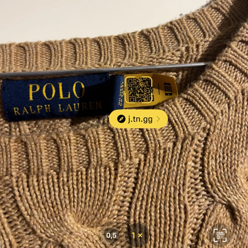 Mycket fin kabelstickad tröja från Polo Ralph Lauren perfekt för höstsäsongen. Tröjan är i nyskick, använd endast en gång. Storlek L. Nypris 2200kr. Mitt pris 680kr. . Stickat.