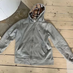 Burrberry zip hoodie - Säljer nu mina fina burrberry zip eftersom den inte kommer till användning köpt för 5000. 10/10 skick😁