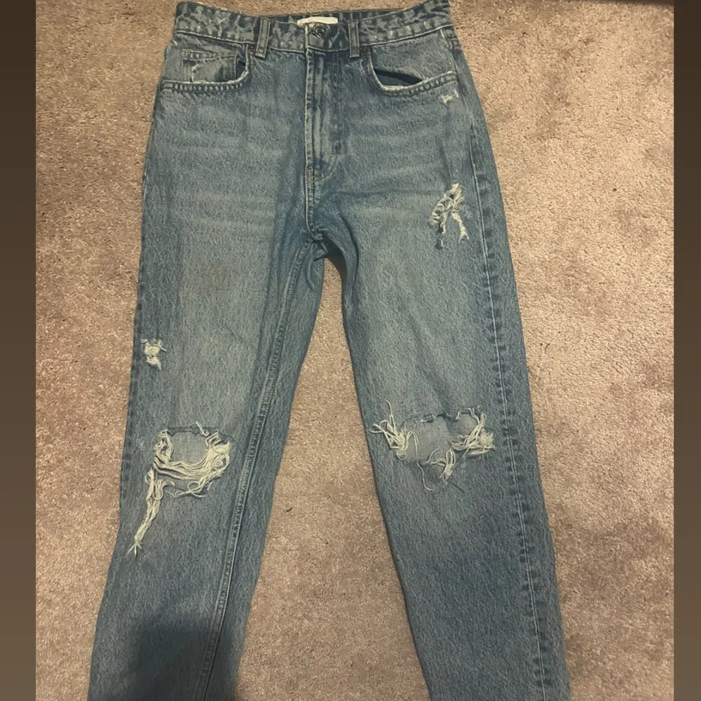 Jätte fina mom jeans från Zara. Jeans & Byxor.