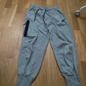 Nike tech - Gråa Nike tech byxor  650+frakt