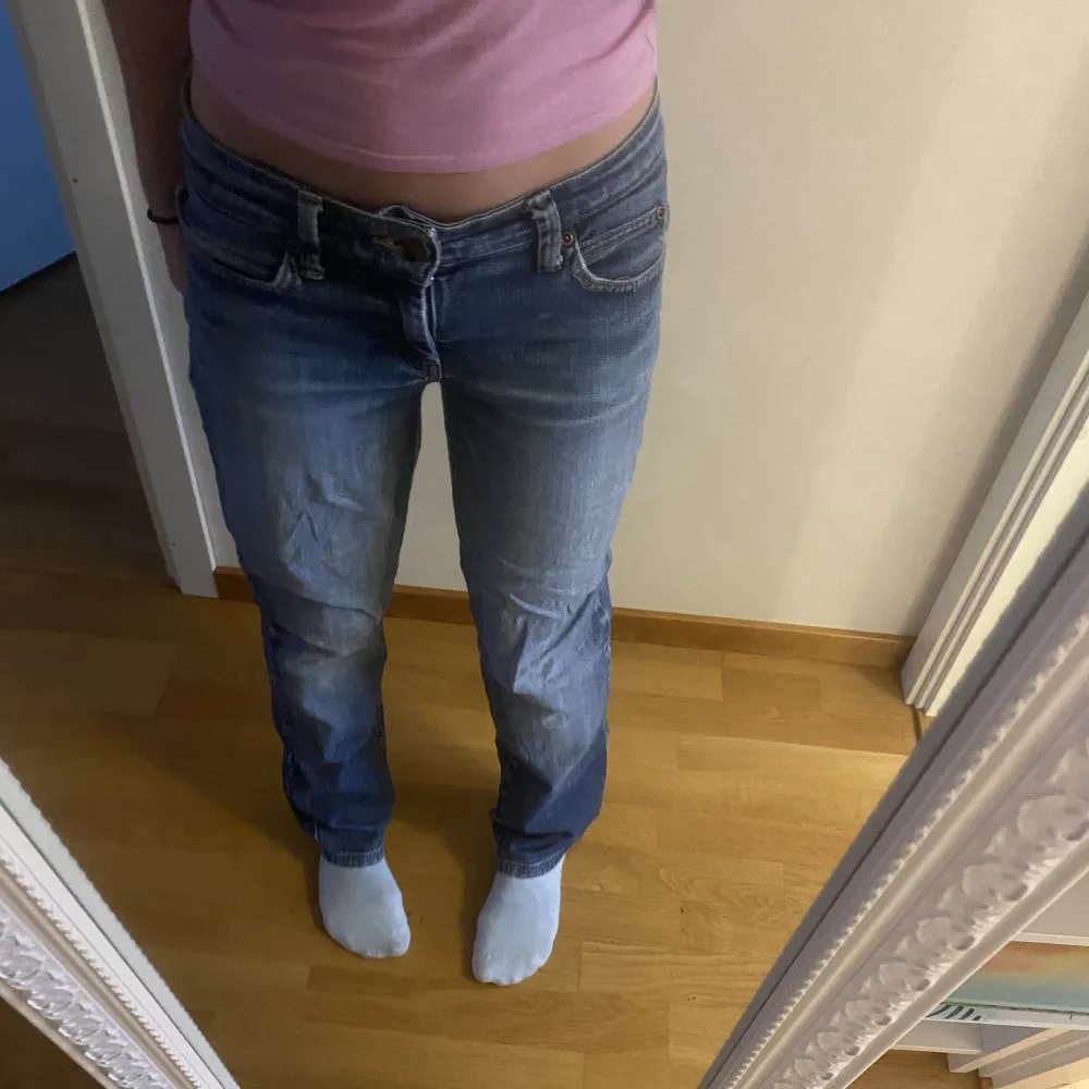 Säljer dessa fina jeans pga att de håller inte kommer till användning💕 Modell: Sahra Straight Denim. Storlek 36 men passar 34 också!  Bra skick. Frakt tillkommer💕. Jeans & Byxor.