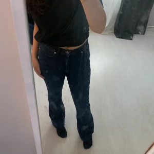 Mörkblåa jeans - Mörkblåa bootcut jeans i storlek w27 L32. Strechigt material och sitter perfekt i midjan, använt fåtal gånger. Ordinarie pris 1199:- säljer dom för 800:- plus frakt