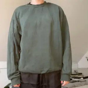 mörkgrön sweatshirt som är något urtvättad, storlek s (man)
