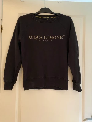 Sweatshirt  - Oanvänd , as snygg med ett snyggt tryck på ryggen , nypris : 700