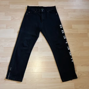SadBoys jeans - Säljer nu mina älsklingsbyxor men måste tyvärr få en annan ägare för kommer ej till användning, pris kan diskuteras!  Väldigt sällsynta!