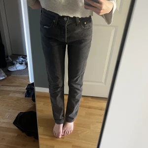Levis Jeans - Gråa Levis jeans. 34 i storlek, säljer pga att dom inte kmr till användning. Väldigt snygga och bekväma jeans. Rak modell. 