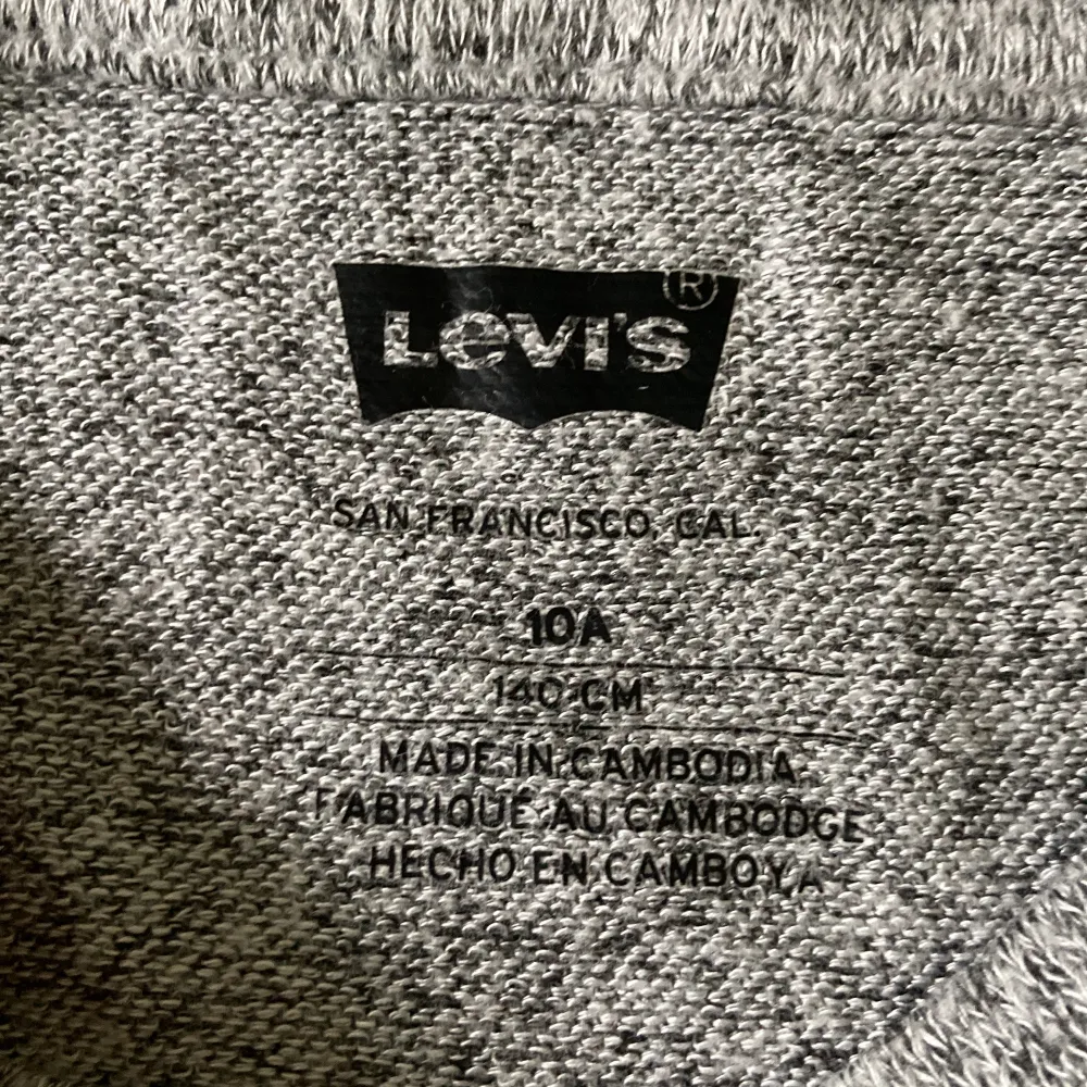 Grå långärmad tröja från Levis . Tröjor & Koftor.