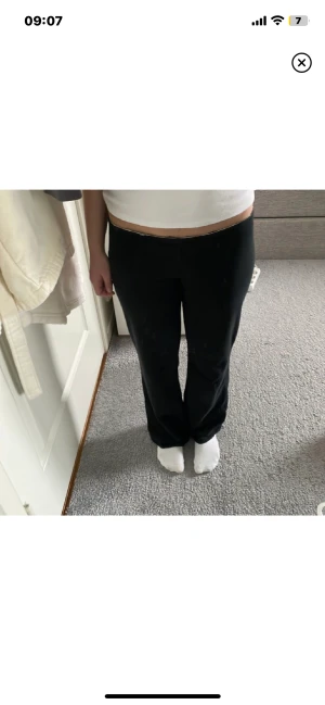 Pink yoga pants - Säljer dessa fina pink yoga pants, lånade bilder från min kusin (säljaren) ❤️ Den e JÄTTE lågmidjade eftersom att Joelin hade tagit bort bandet… men aja annars e den fin!❤️ den är lite lös vid midjan så säljer den för rimlig pris!