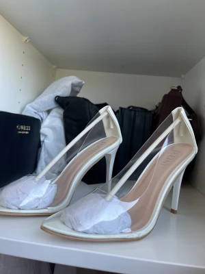 Genomskinliga klack - Bara använda inomhus (kolla sista bilden) annars helt nya och i fint skick. 