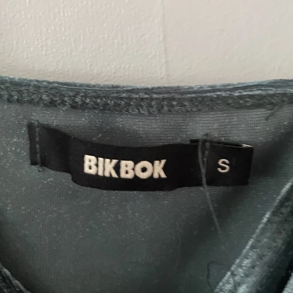 Ett mörkgrönt sammet linne från Bik Bok, använt fåtal gånger. Storlek Small. . Toppar.