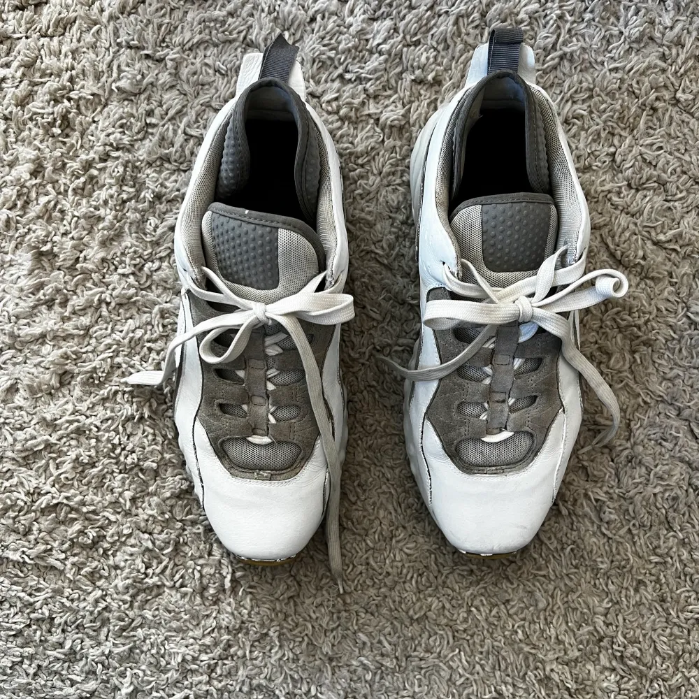Säljer mina Acne Studios Manhattan Sneakers.  Skorna är tvättade och påbättrade med läderfärg och ser som nya ut.  Storlek 42 men sitter som en 43.  Kan postas!  Mvh Ludvig . Skor.