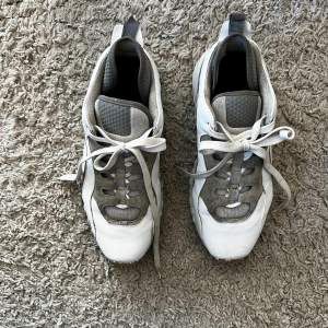 Säljer mina Acne Studios Manhattan Sneakers.  Skorna är tvättade och påbättrade med läderfärg och ser som nya ut.  Storlek 42 men sitter som en 43.  Kan postas!  Mvh Ludvig 