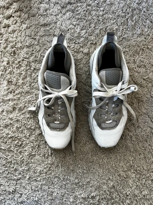 Acne studios Manhattan sneakers! - Säljer mina Acne Studios Manhattan Sneakers.  Skorna är tvättade och påbättrade med läderfärg och ser som nya ut.  Storlek 42 men sitter som en 43.  Kan postas!  Mvh Ludvig 