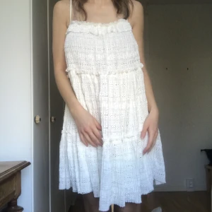 Vit klänning - Fin klänning från Zara. Till sommaren eller studenten. Aldrig använt 💖Lite tjockare material men ändå luftig 