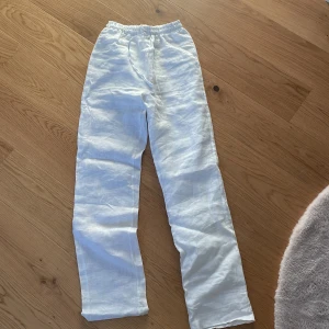 Linnebyxor, design by si - Helt oanvända Linnebyxor från Design by si! Jättefina och sälj endast för att dom inte passar!😍 