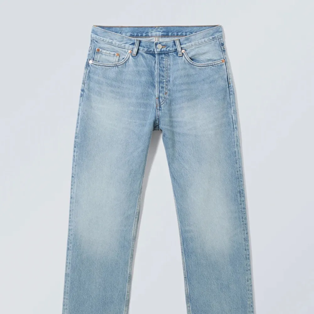 !lånade bilder från webbsidan, tror de är samma färg! Kan skicka flera bilder :)) Jättefina typ straight/baggy jeans, säljer då de är för stora på mig. . Jeans & Byxor.