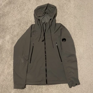 CP Company jacka  - Säljer nu min CP Company jacka då den inte kommer till användning. Fint skick och sparsamt använd.  Hör av dig vid frågor eller funderingar :)