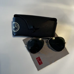 Ray Ban Classic Pilot solglasögon.  - Ray Ban Classic Pilot solglasögon. Medium storlek. 