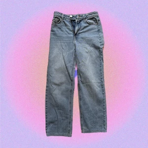 Blå straight loose fit jeans - Blå jeans i loose straight modell från H&M med hög midja. Säljer då jag föredrar lågmidjade byxor numera. Passar mig bra i längden, jag är 157 cm lång. I fint skick!