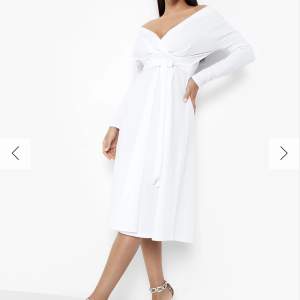 Oanvänd vit klänning som exempelvis passar till student/konfirmation. Jag säljer den då jag beställde flera klänningar till min student men valde en annan💕